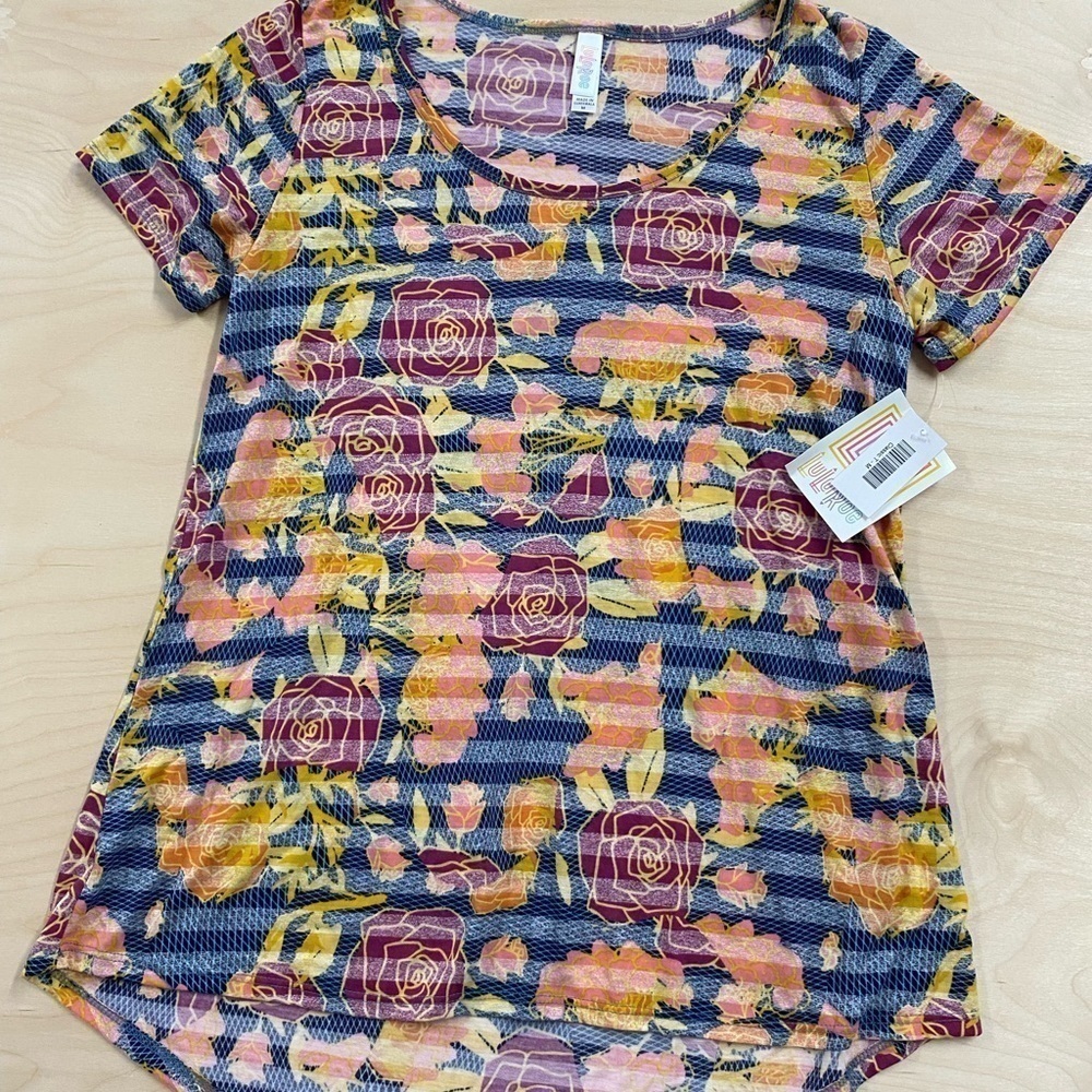 Lularoe Classic Tee Size Medium (CR)